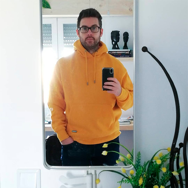 Bouman con sudadera amarilla