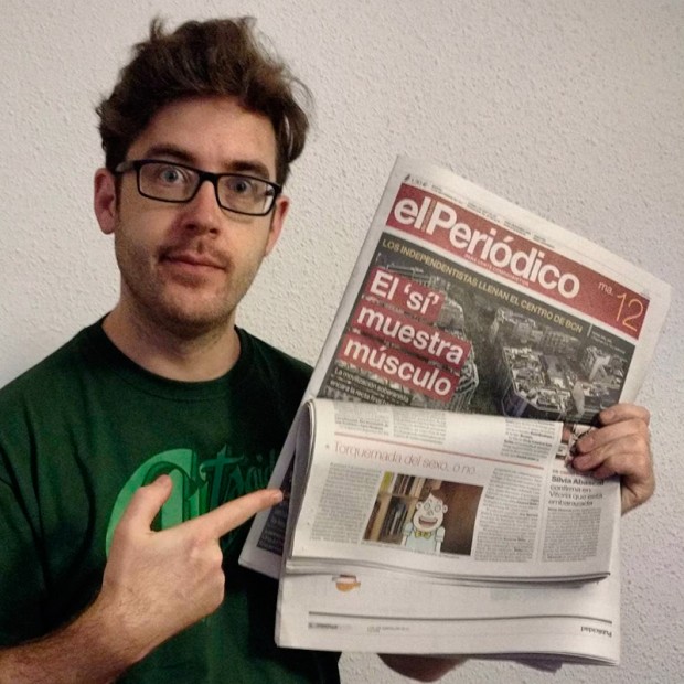 Posando con la noticia de El vlog de Casimiro