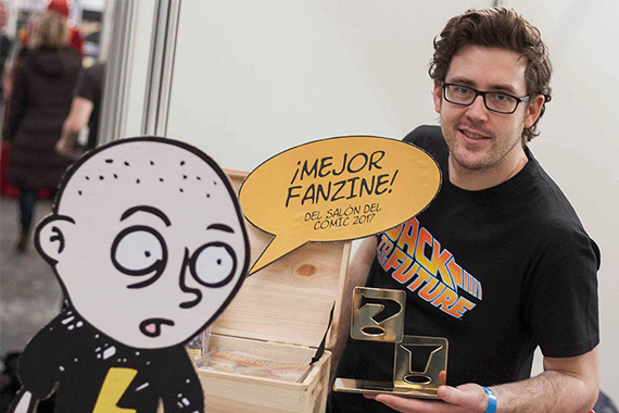 Posando con el premio a Mejor Fanzine por Paranoidland durante el 35º Salón del Cómic de Barcelona.Fotografía de Ismael Llopis